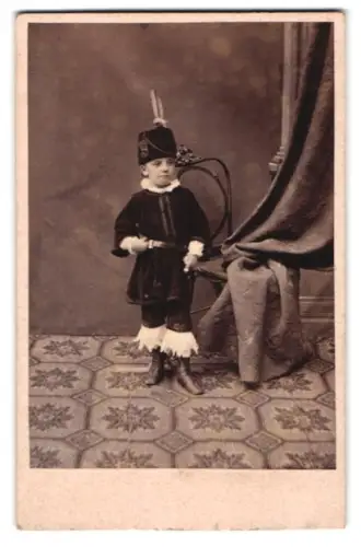 Fotografie Emil Orb, Wien, Junges Kind steht neben einem Stuhl
