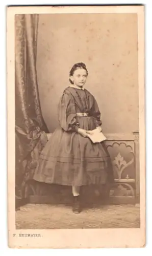 Fotografie Franz Neumayer, München, Neue Pferdstrasse 12, Junges Mädchen mit einem Buch