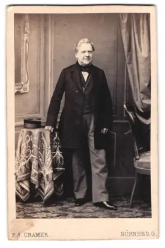 Fotografie P. S. Cramer, Nürnberg, Mann im eleganten Anzug