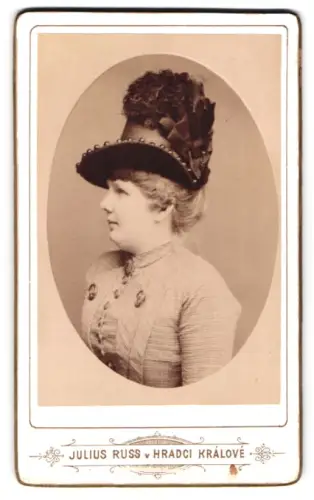 Fotografie Julius Russ, Hradci Králové, Frau mit Hut im Profil