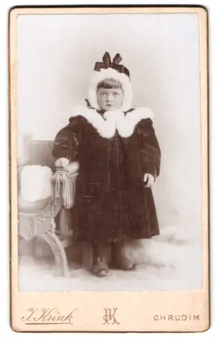 Fotografie J. Krink, Chrudim, Junges Kind in einem Pelzmantel