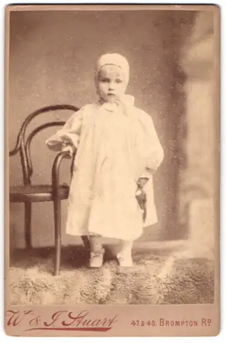 Fotografie W. & J. Stuart, London, 47&49 Brompton Road, Junges Kind mit Haube und weissem Kleid