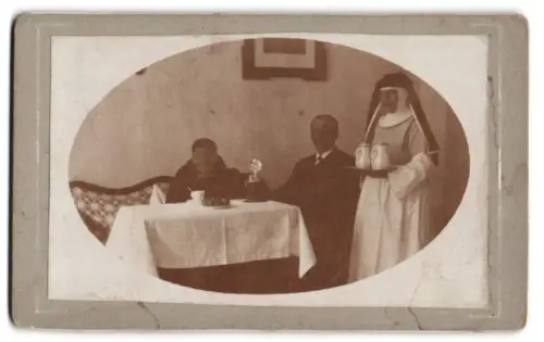 Fotografie unbekannter Fotograf und Ort, Drei Personen mit einem Kaffeeservice