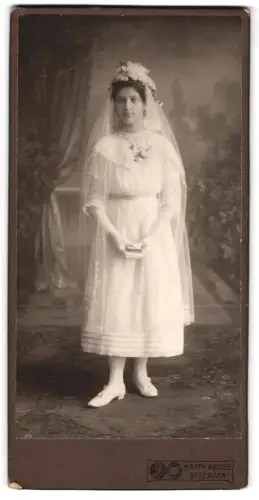 Fotografie Matth. Kruse, Altona-Ottensen, Papen-Strasse 16, Junge Frau in Kommunionskleidung mit Buch