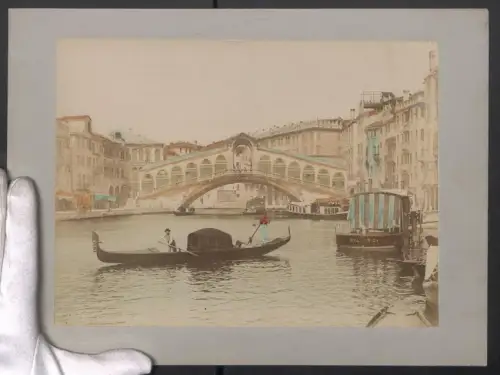 Fotografie unbekannter Fotograf, Ansicht Venedig, Blick nach der Rialtobrücke mit Gondel, Koloriert, 32 x 24cm