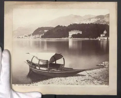 Fotografie unbekannter Fotograf, Ansicht Bellagio, Blick vom Strand nach der Villa Malzi, Lago di Como, 29 x 24cm