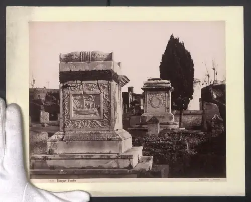 Fotografie G. Sommer, Napoli, Ansicht Pompei, Tombe, Friedhof, Grabstein, Grossformat 31 x 24cm