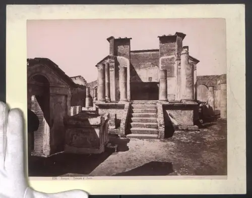 Fotografie G. Sommer, Napoli, Ansicht Pompei, Tempio d`Iside, Grossformat 31 x 24cm