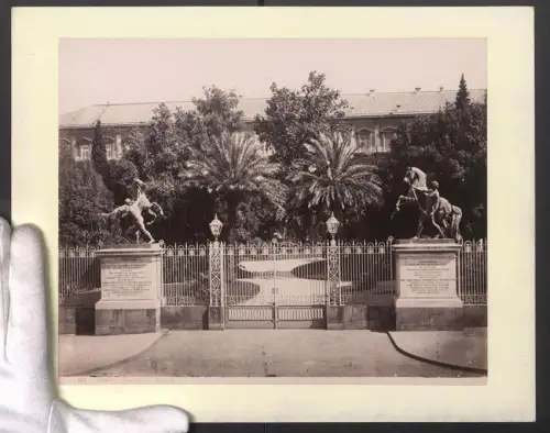 Fotografie unbekannter Fotograf, Ansicht Napoli, Cavalli di Bronzo, Eingangstor, Grossformat 31 x 24cm