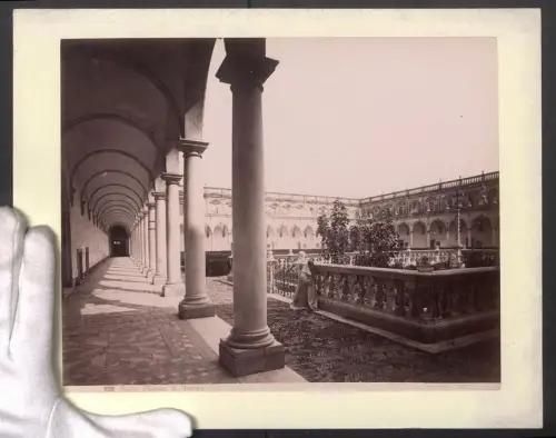 Fotografie G. Sommer, Napoli, Ansicht Napoli, Chiostro S. Martino, Nonne betet, Grossformat 31 x 24cm