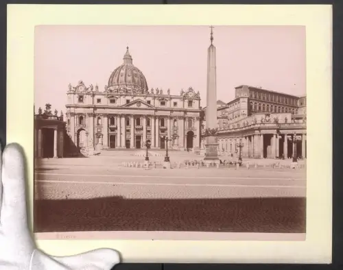Fotografie unbekannter Fotograf, Ansicht Rom, Petersplatz mit Petersdom, Grossformat 31 x 24cm