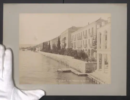 Fotografie unbekannter Fotograf, Ansicht Gardone, Hotel Wimmer da Sevante, Grossformat 33 x 24cm