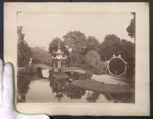 Fotografie unbekannter Fotograf, Ansicht Pegli, Villa Pallavicini, Ponte Chinese, Schaukel, Grossformat 32 x 24cm