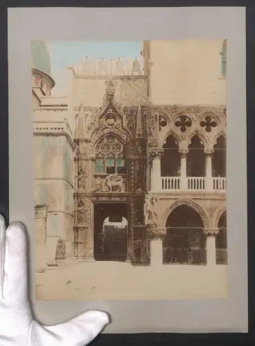 Fotografie unbekannter Fotograf, Ansicht Venedig, Porta della Carta, Haupteingang zum Dogenpalast, Koloriert, 24 x 31cm