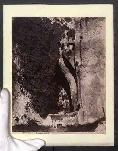 Fotografie G. Sommer, Napoli, Ansicht Siracusa, Orecchio di Dionisio, Grossformat 24 x 31cm