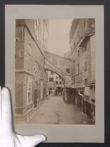 Fotografie unbekannter Fotograf, Ansicht Firenze, Chiesa di or Michele vista da Tergo, Grossformat 24 x 31cm