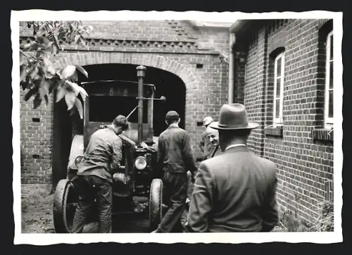 Fotografie Steulmann, Lüneburg, Traktor, Schlepper, Ackerschlepper wird in Garage geschoben