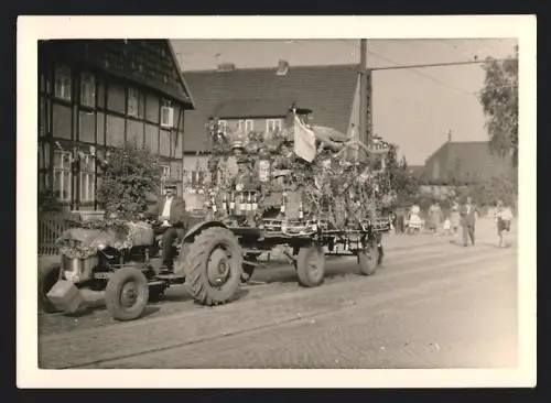Fotografie Traktor, Schlepper, Ackerschlepper mit Festwagen bei einem Volksfest / Festumzug