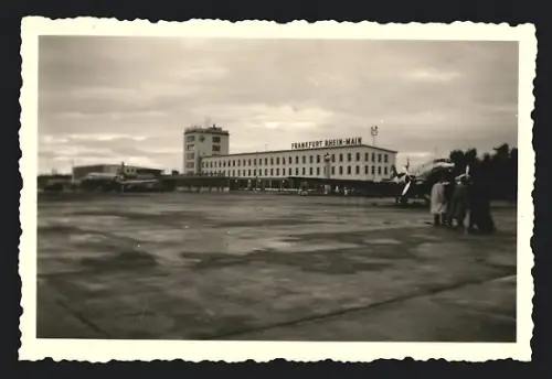Fotografie Flughafen Frankfurt / Main, Flugzeug Douglas DC-3 der Swiss Air vor dem Terminal, Int. Grossflugtag 1952