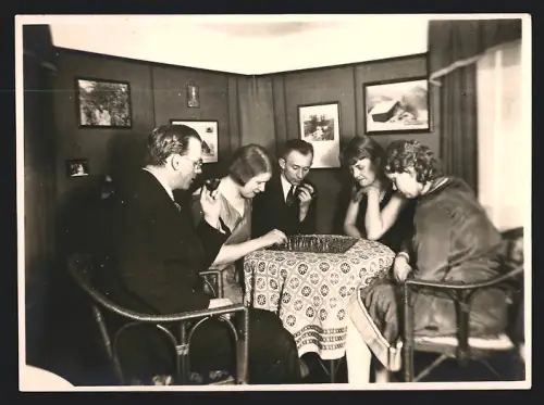 Fotografie Spieleabend, Brettspiel - Gesellschaftsspiel in einem Gasthaus