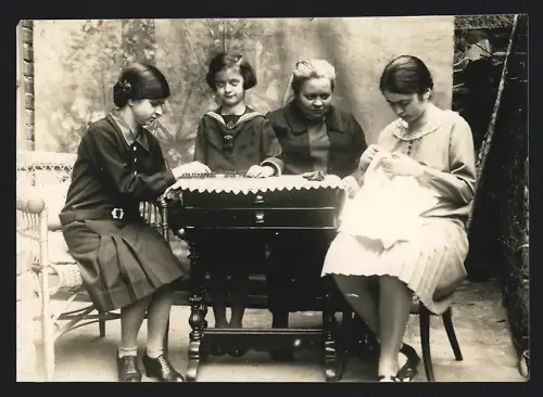 Fotografie Mädchen & Hausfrauen spielen Brettspiel - Gesellschaftsspiel Mensch Ärgere Dich Nicht