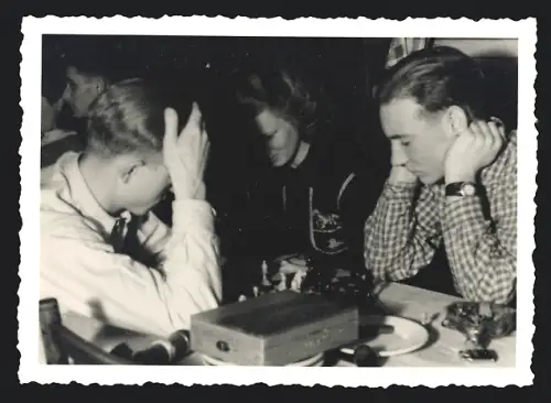Fotografie Photohaus R. Hofstätter, Rastatt, Burschen spielen eine Partie Schach, Schachspiel, Chess