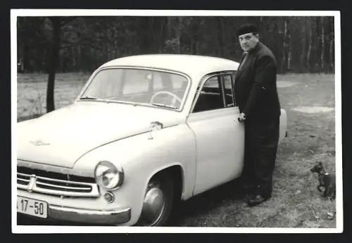Fotografie Auto Wartburg 311, Fahrer nebst Hundewelpen und PKW