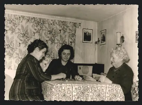 Fotografie Hausfrauen beim Gesellschaftsspiel - Brettspiel, Radio - Radioempfänger im Hintergrund