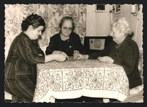 Fotografie Hausfrauen spielen Brettspiel - Gesellschaftsspiel, Radio / Radioempfänger im Hintergrund