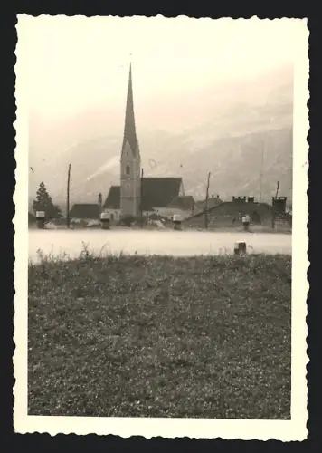 Fotografie unbekannter Fotograf, Ansicht Schlanders - Silandro / Südtirol, Ortsansicht mit Kirche