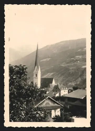 Fotografie unbekannter Fotograf, Ansicht Schlanders - Silandro / Südtirol, Ortsansicht mit Kirche