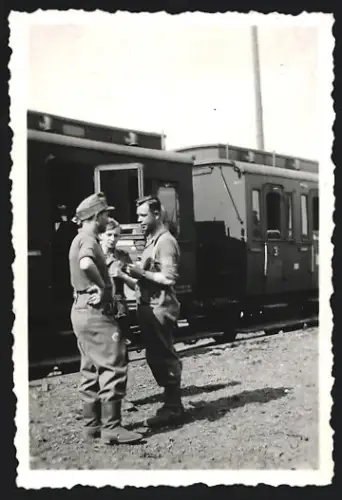 Fotografie unbekannter Fotograf, Ansicht Brest-Litowsk, Eisenbahner nebst Personenzug der Reichsbahn