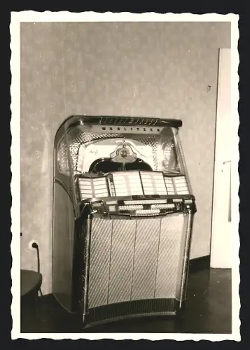Fotografie Wurlitzer Jukebox - Musikbox mit Plattenspieler