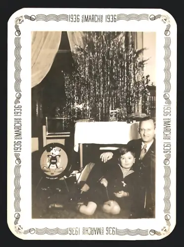 Fotografie Weihnachten 1936, Vater & Knabe nebst Weihnachtsbaum & Mickey Mouse Target / Dartscheibe / Zielscheibe