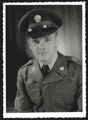 Fotografie Liebig, Berlin-Friedenau, Portrait Soldat der US-Army in Uniform mit Schirmmütze