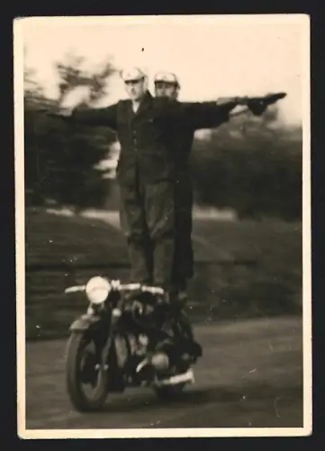 Fotografie Motorrad BMW, Akrobat - Kunstfahrer der Polizei-Staffel trainieren als Duo