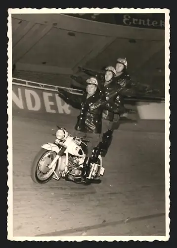Fotografie Motorrad BMW, Akrobaten - Kunstfahrer der Polizei-Staffel auf einer Fahrradbahn