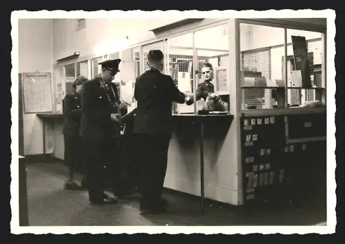 Fotografie unbekannter Fotograf, Ansicht Frankfurt / Main, Eisenbahner / Schaffner bekommen Fahrgeld ausgehändigt