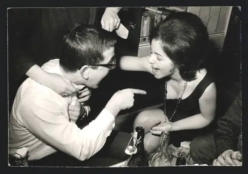 Fotografie Trinkgelage, junges Paar kommt sich nach ein Paar Drinks näher