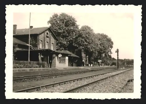 Fotografie unbekannter Fotograf, Ansicht Kirchlinteln, Eisenbahn-Station, Bahnsteig & Gleisanlagen