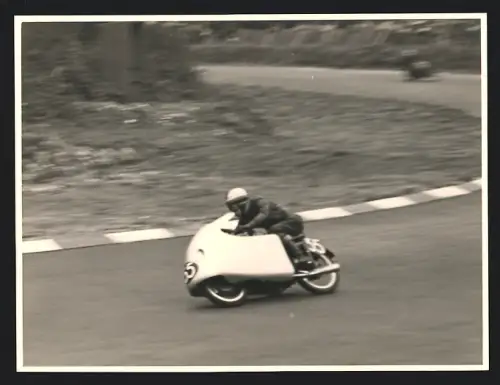 Fotografie Ansicht West Kingsdown, Brands Hatch Circuit, Motorrad-Rennen, Turn 2 Druids Bend, Startnummer 55