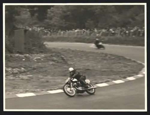Fotografie Ansicht West Kingsdown, Brands Hatch Circuit, Motorrad-Rennen, Startnummer 159 Turn 2 Druids Bend
