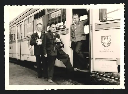 Fotografie Strassenbahn Frankfurt / Main, Zugführer & Schaffner am Triebwagen