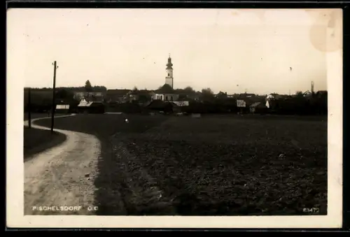 AK Pischelsdorf /O.Ö., Panorama mit Kirche