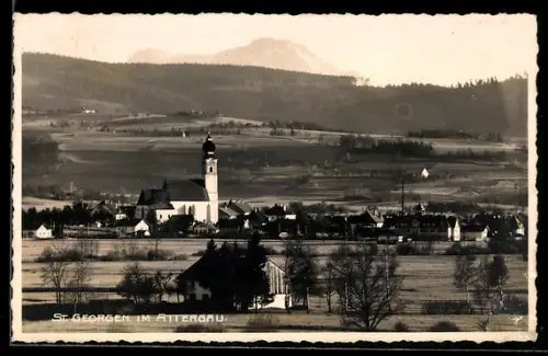AK St. Georgen im Attergau, Panorama mit Kirche