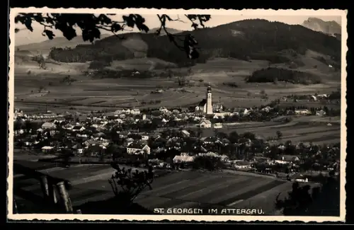 AK St. Georgen im Attergau, Ortsansicht mit Kirche aus der Vogelschau