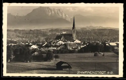 AK Schwanenstadt /O. Ö., Panorama mit Kirche und Bergkulisse