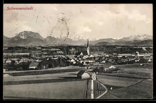 AK Schwanenstadt, Panorama mit Kirche und Bergkulisse