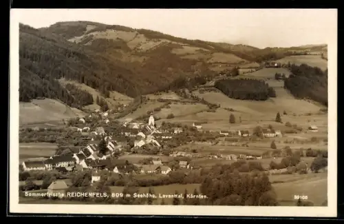 AK Reichenfels /Lavanttal, Ortspanorama mit Kirche und Bergen