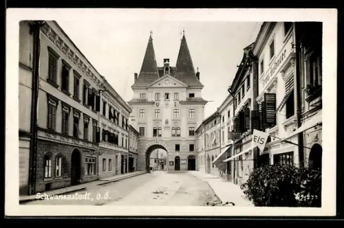 AK Schwanenstadt /O.-Ö., Strassenpartie am Tor mit Geschäften